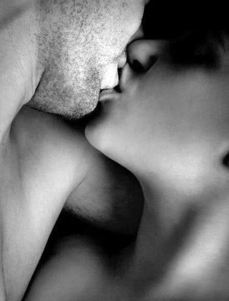 Нежный ласкает губами. Страстные поцелуи. Ласки мужчины и женщины. Нежный поцелуй. Красивый поцелуй.
